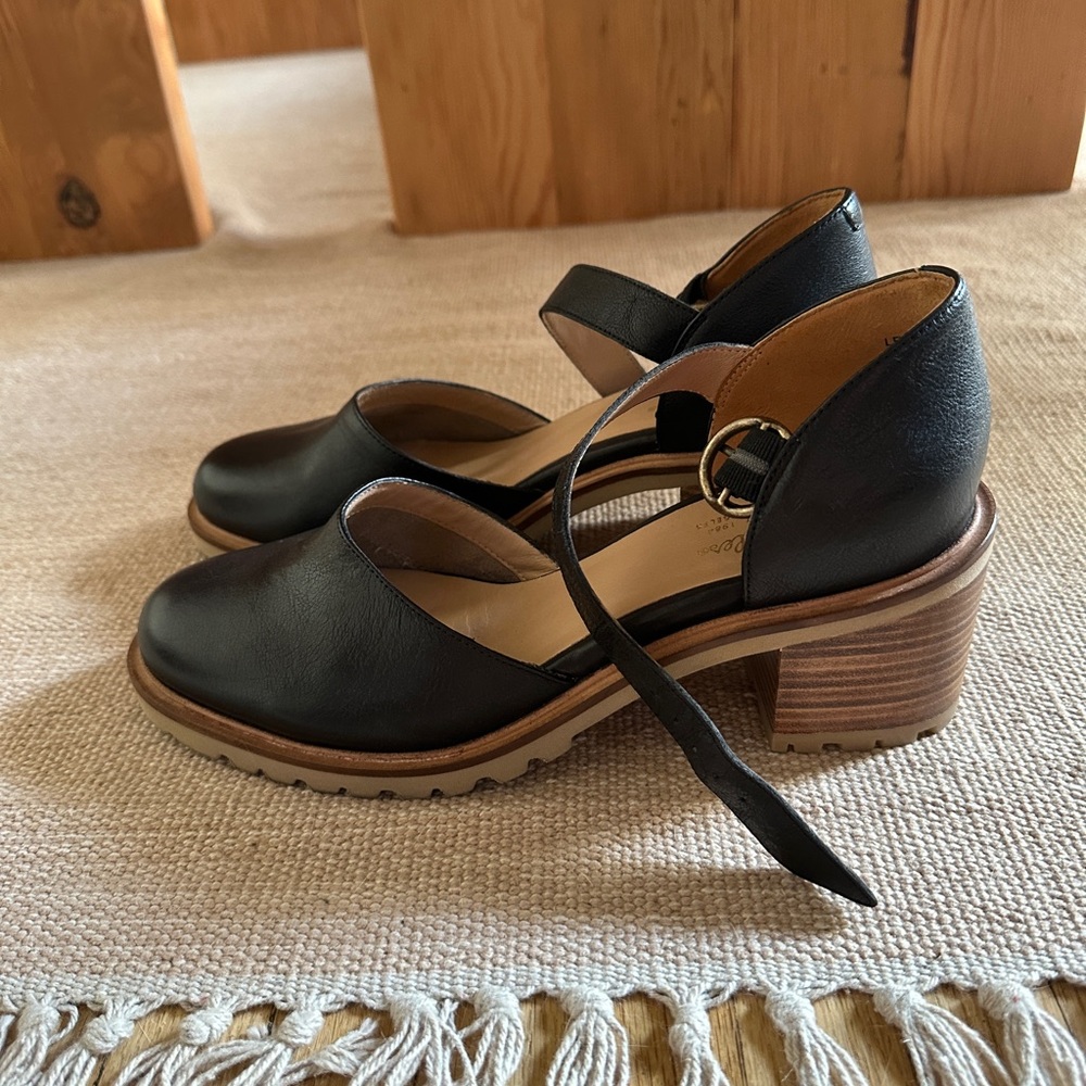 Seychelles Lock and Key black leather Mary Janes sz 9.5 like new